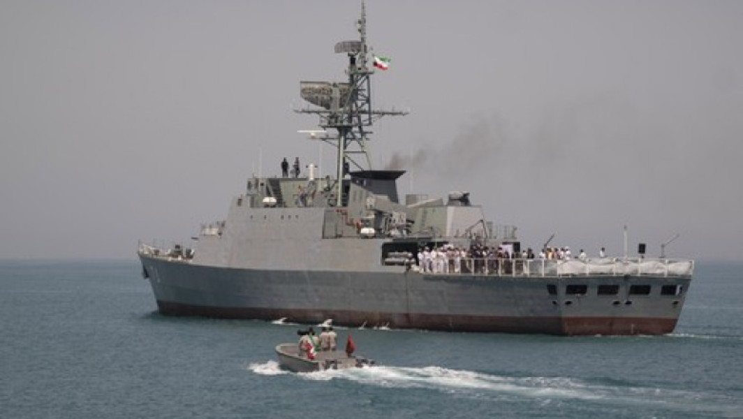 Una dintre cele mai noi nave de război ale Iranului s-a răsturnat în portul Bandar Abbas