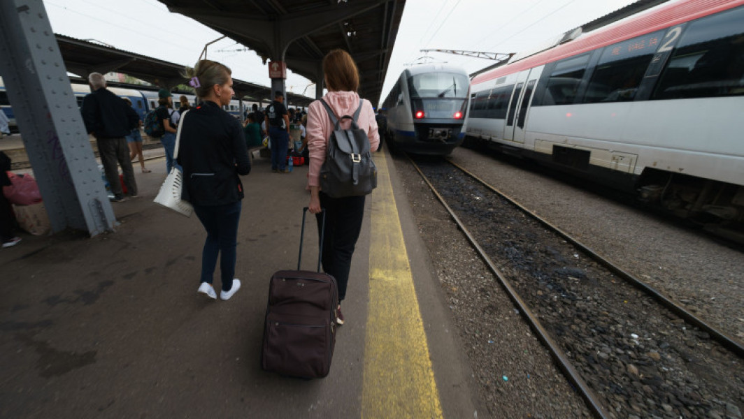 Anunț CFR. Ce amendă iei dacă deschizi ușa trenului în mers