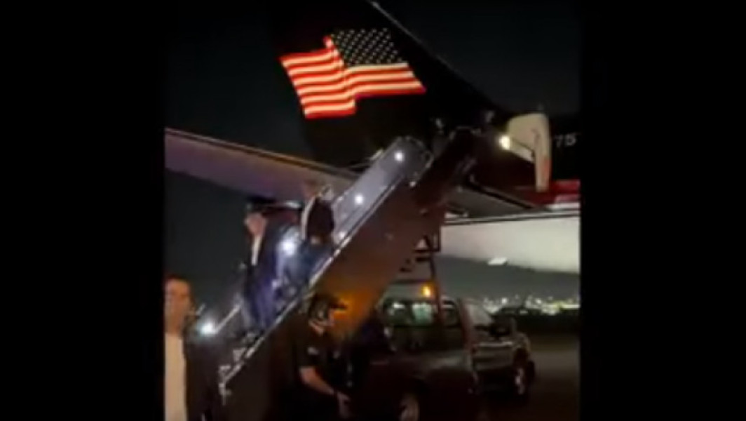 Donald Trump a fost văzut coborând din avion fără ajutor, după o tentativă de asasinat