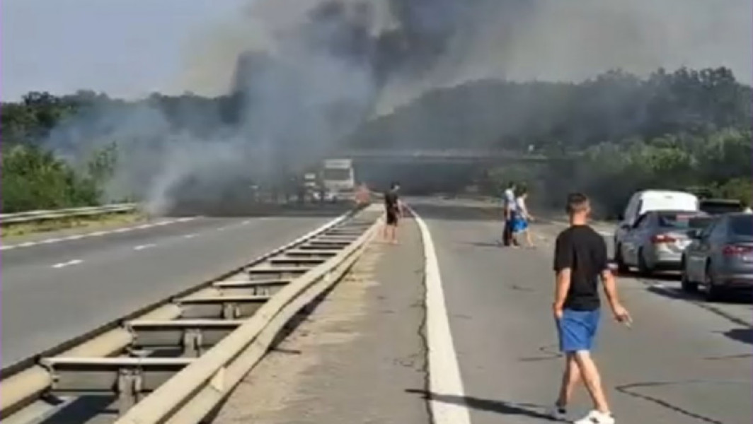 Autoturism în flăcări pe A1: Trafic blocat și pericol de extindere a incendiului
