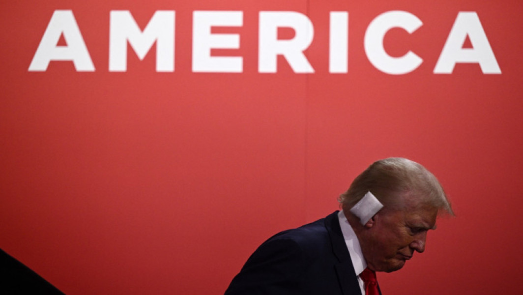Donald Trump, apariție surprinzătoare cu ureche bandajată la convenția republicană