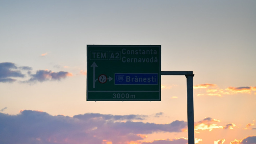 Autotren cu cereale în flăcări pe autostrada A2