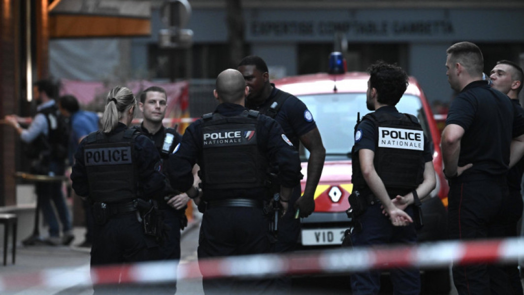 Incident tragic la Paris: O mașină a intrat pe terasa unei cafenele, soldându-se cu un mort și șase răniți