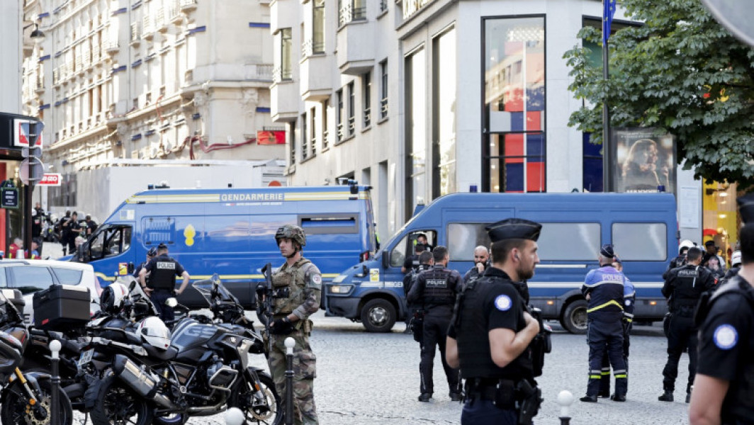 Un polițist rănit pe Champs-Elysees în Paris: Atacatorul neutralizat