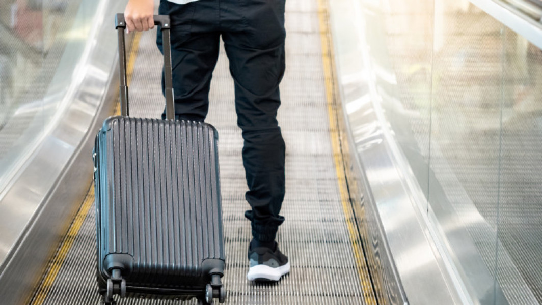 Pasagerii de pe Aeroportul Henri Coandă așteaptă ore întregi bagajele