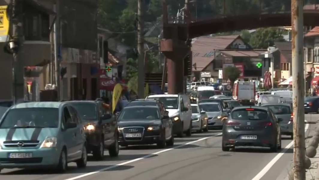 Trafic intens pe Valea Prahovei, DN1, din cauza aglomerării de vehicule