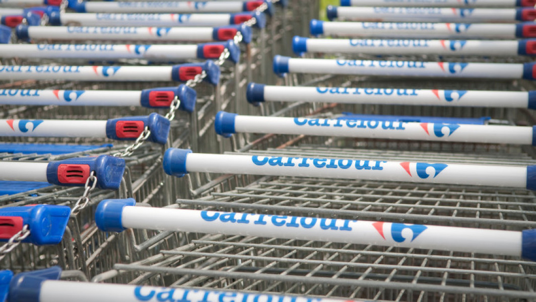 Carrefour concediază peste 900 de angajați în Polonia și închide aproape 100 de magazine