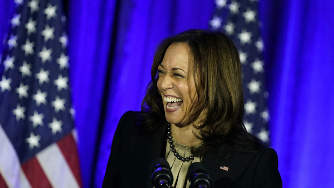 Rusia își atacă rivala Kamala Harris prin propagandă rasistă și sexistă
