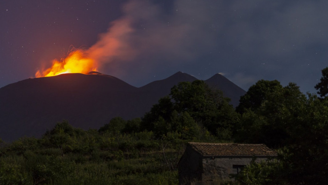 Vulcanul Etna erupe din nou, zeci de zboruri anulate