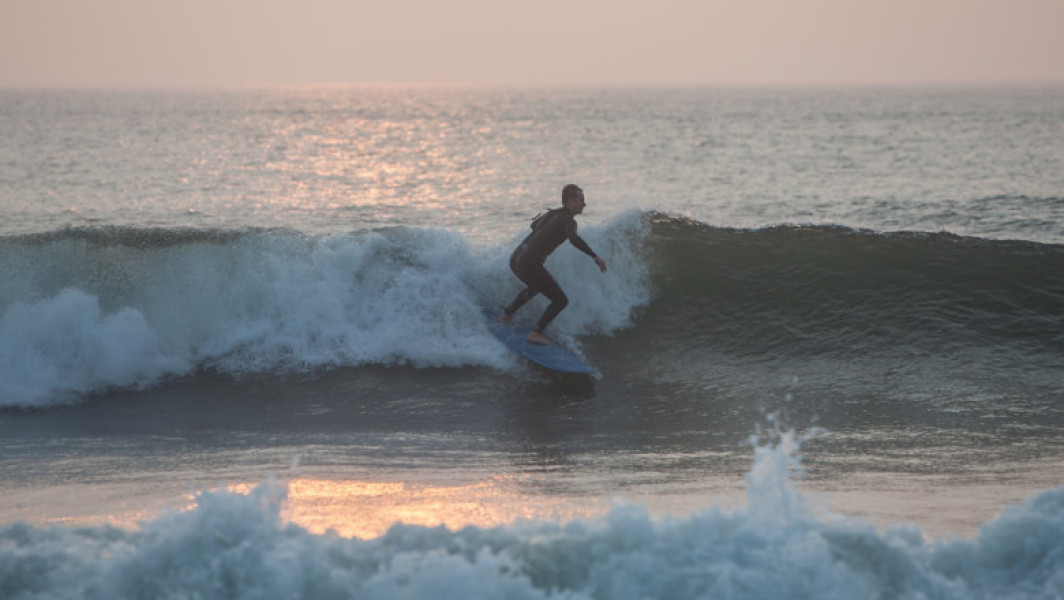 Piciorul amputat al unui surfer din Australia adus la mal după atacul unui rechin