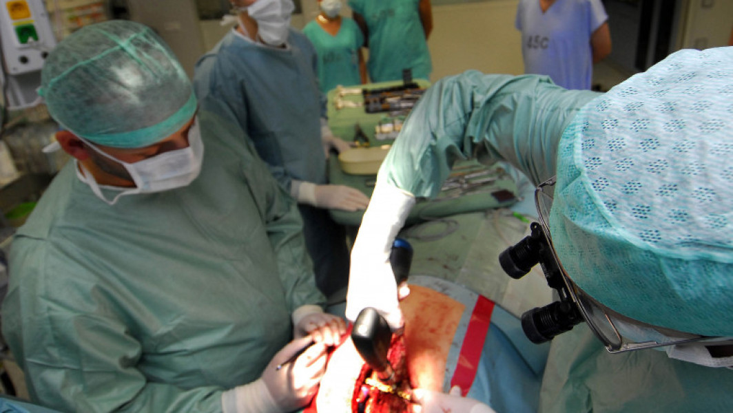 Un bărbat a primit o inimă din titan, o premieră în lumea medicală
