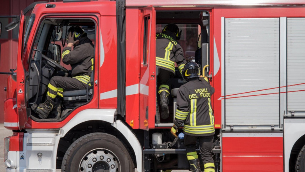 Incendiul de pe platforma Oltchim continuă să fie o provocare pentru pompieri