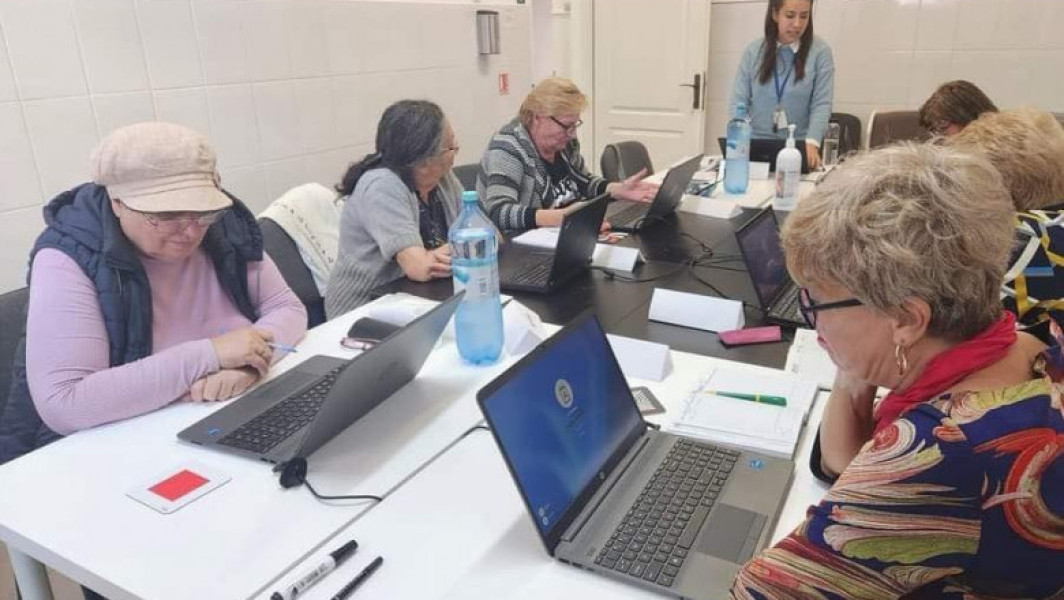 Primăria Capitalei oferă cursuri gratuite de educație digitală pentru vârstnici