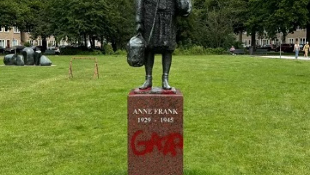 Statuia Annei Frank din Amsterdam, vandalizată cu mesajul "Free Gaza"
