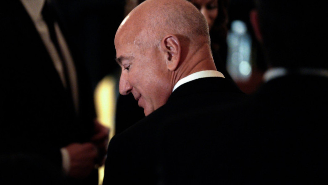 Jeff Bezos își reduce cu 15,2 miliarde de dolari averea netă, pe fondul scăderii bursiere