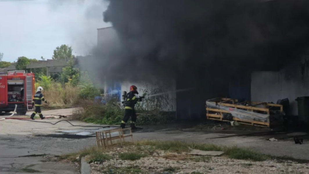 Incendiu cu degajări mari de fum la un depozit din Costinești