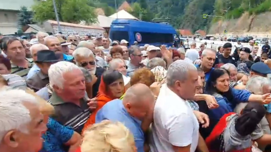Haos la Mănăstirea Lainici: Pelerini dornici de pachete gratuite