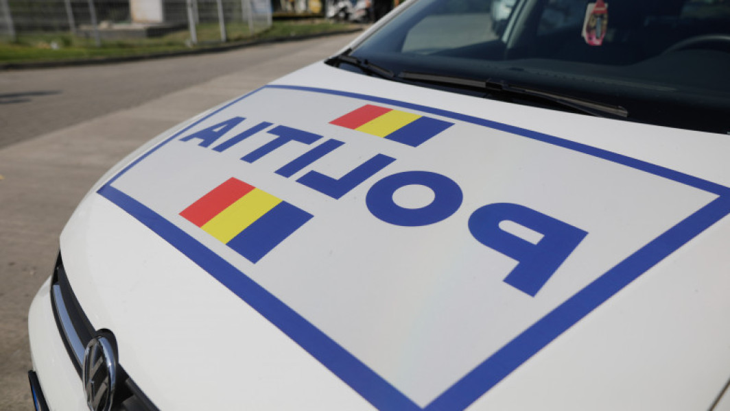 Accident rutier între o trotină electrică și o mașină de poliție la 2 Mai