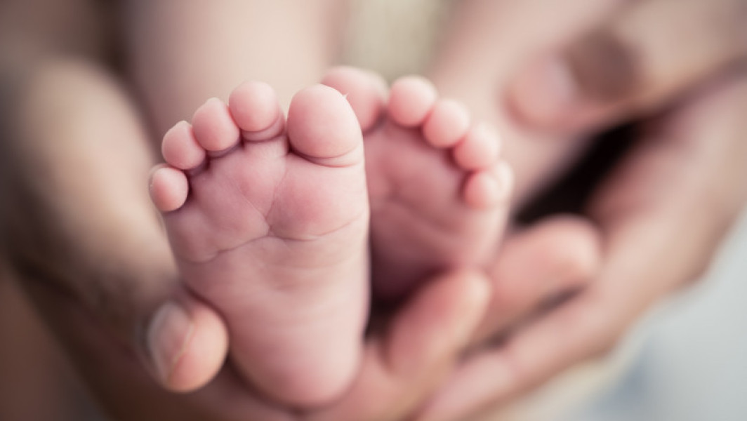 Ajutor social de 2.000 de lei pentru mamele din categorii defavorizate