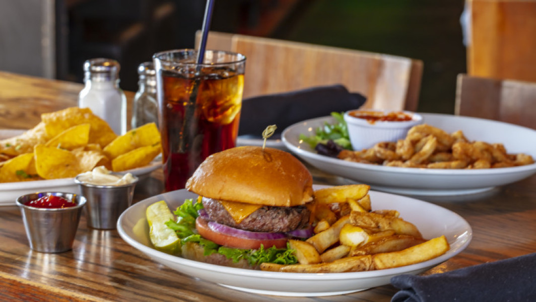 Studiu alarmant: majoritatea felurilor de mâncare din restaurantele fast-food sunt nesănătoase