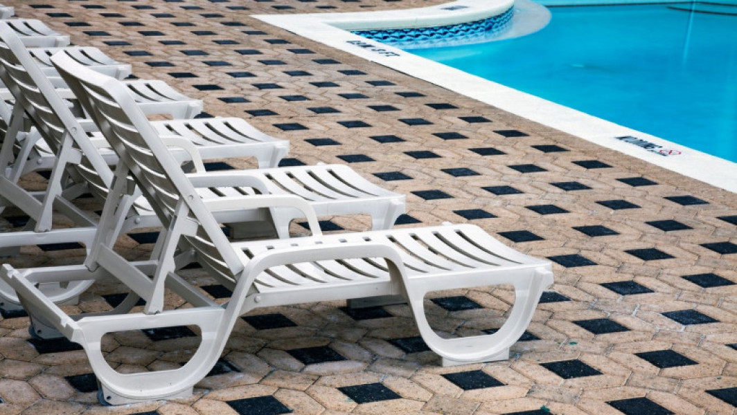 Un copil de 2 ani, salvat din piscina unui hotel din Mamaia