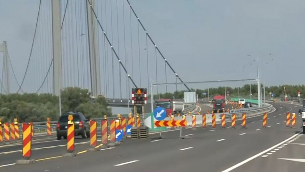 Trafic îngreunat pe podul suspendat de la Brăila din cauza lucrărilor de reparație