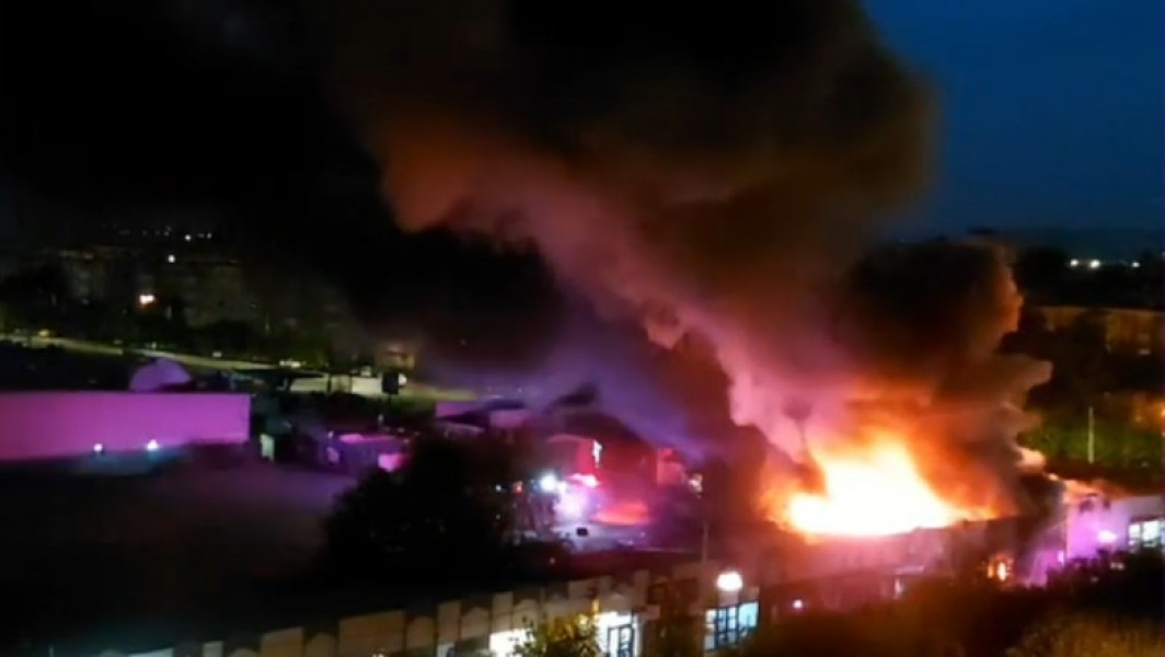 Incendiu puternic în Craiova, zona comercială afectată