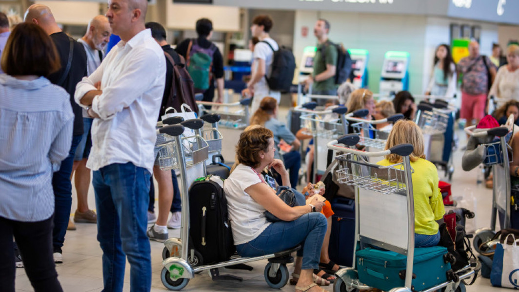 Haosul zborurilor pe aeroporturi continuă să afecteze pasagerii