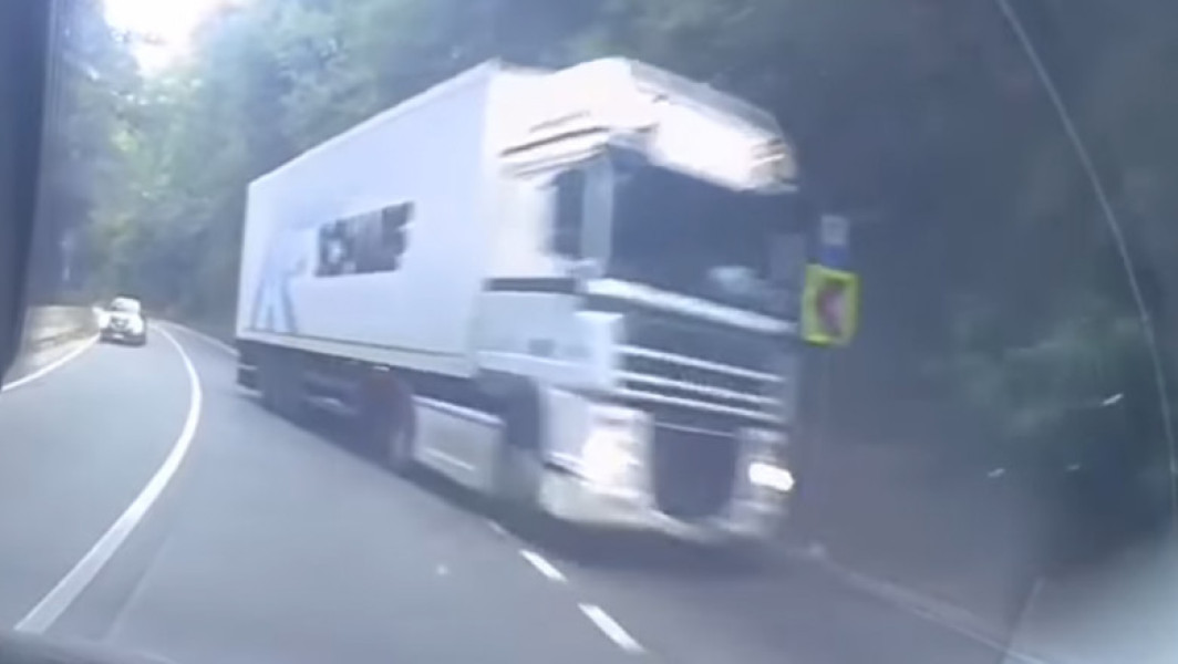 Accident evitat în Defileul Jiului: Un TIR a depășit pe linie continuu