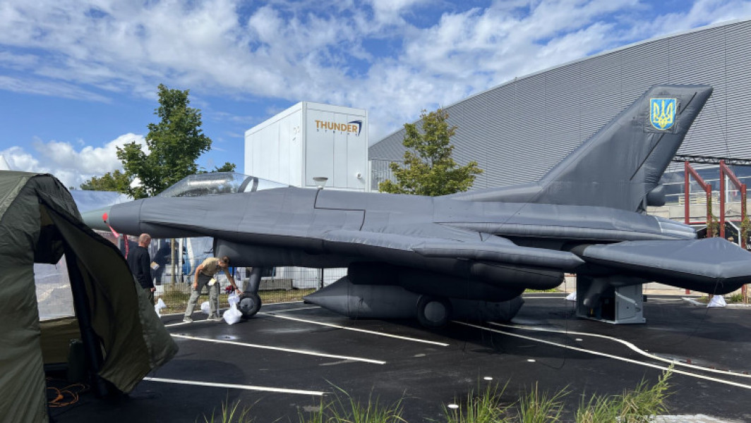 O companie cehă prezintă o momeală gonflabilă F-16 cu însemnele Ucrainei