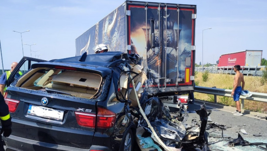 Accident pe autostrada A1: o maşină de teren şi un camion s-au ciocnit