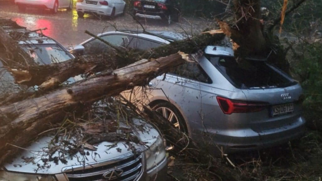 Furtună violentă la Iași: zeci de apeluri la 112 din cauza pagubelor