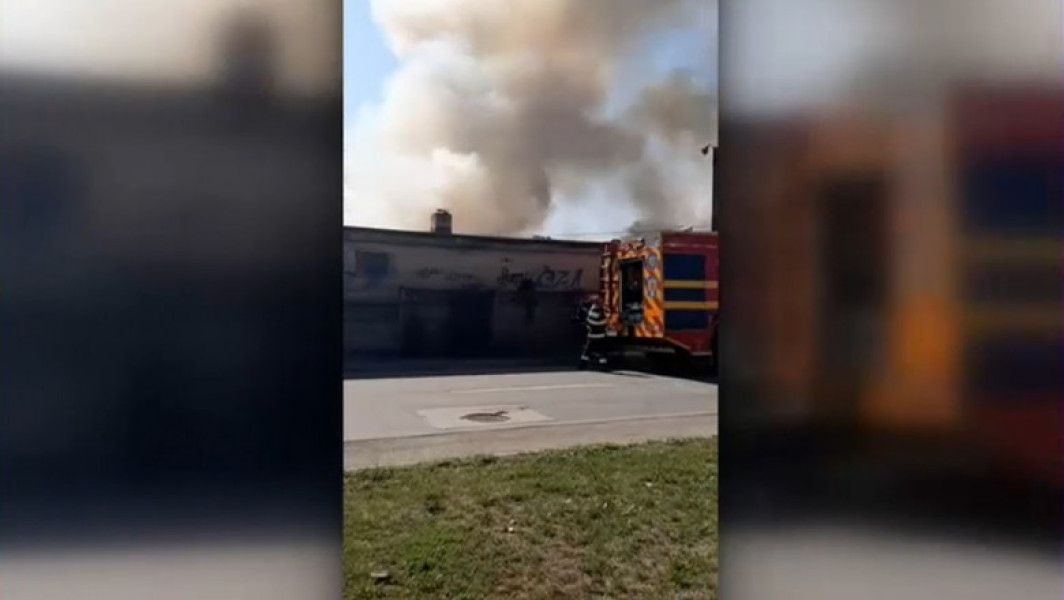 Pompierii clujeni sting un incendiu lângă gara din Cluj-Napoca
