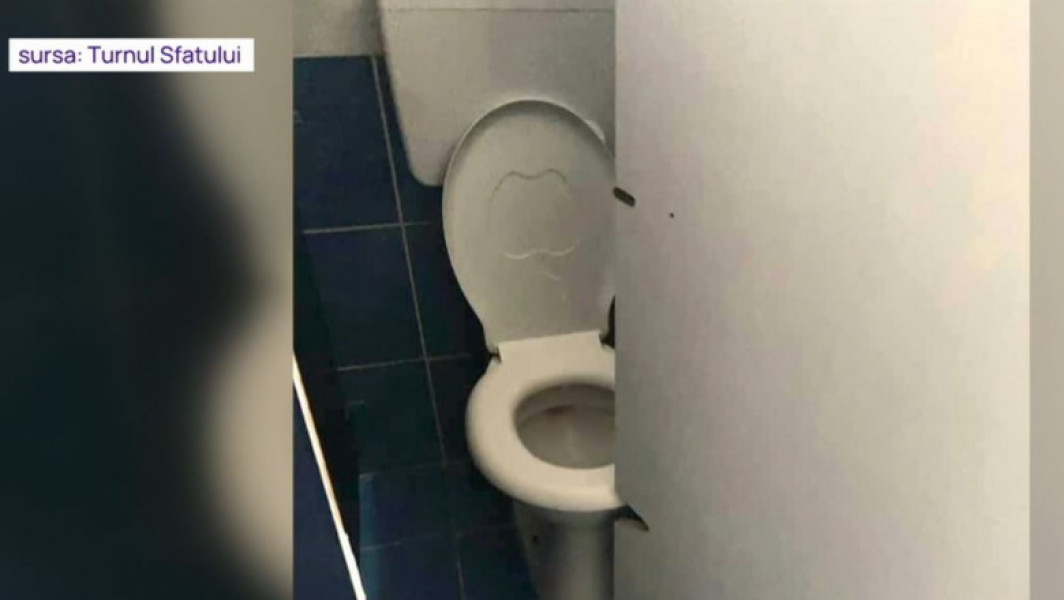 Uși de toaletă decupate după forma vasului, la un liceu din Sibiu. Directoare: „E mai bine cu ușa decupată decât fără, nu?”