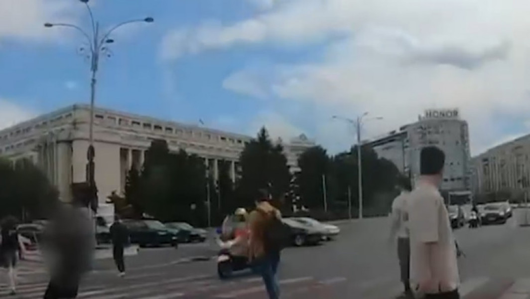Accident grav în Piața Victoriei: o femeie lovită de o motocicletă de poliție