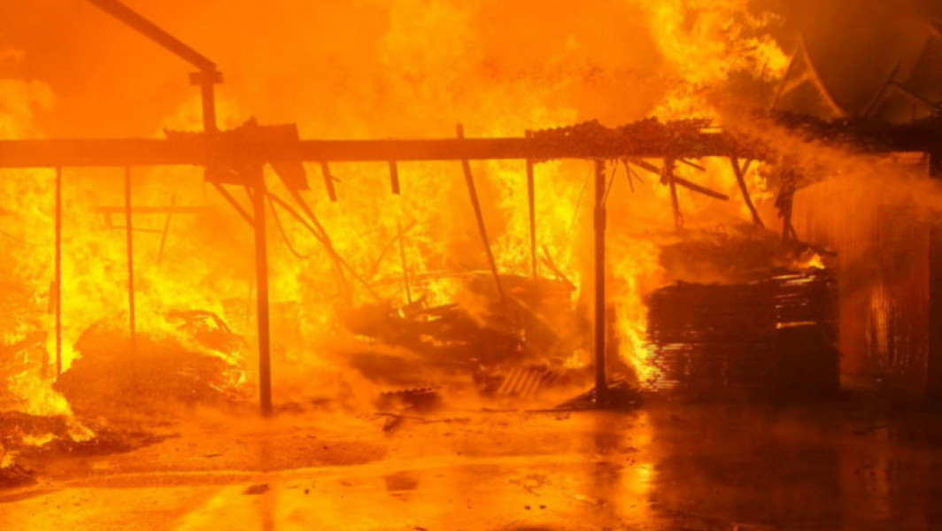 Incendiu devastator la o fabrică de sicrie în Valea Mare de Cris