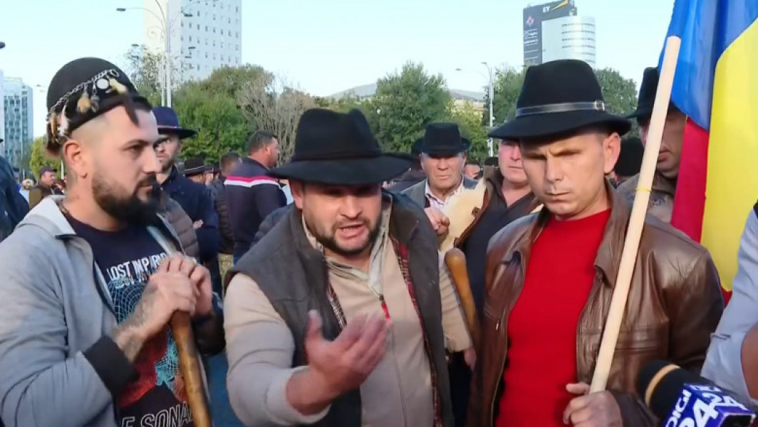 Protest al ciobanilor în Piața Victoriei împotriva eutanasierei oilor