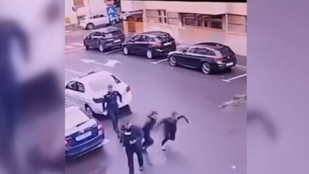 Doi bărbați, suspectați de explozia unui bancomat, au evadat în Arad