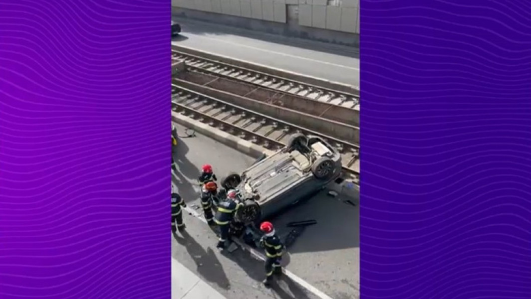 Video O mașină s-a răsturnat pe o stradă din București. Circulația tramvaielor de pe linia 41 este afectată. Șoferul a fost dus la spital