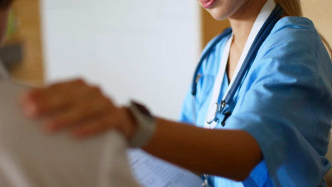 Femeie din Timișoara reținută pentru exercitarea fără drept a unei profesii medicale