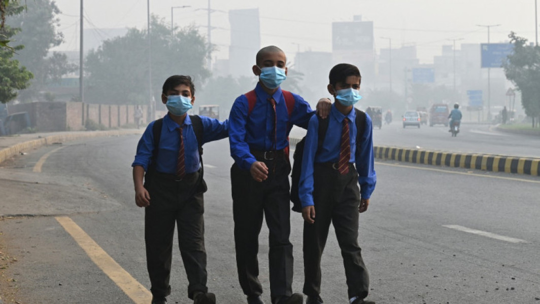 Lahore suspendă cursurile pentru a proteja copiii de smog