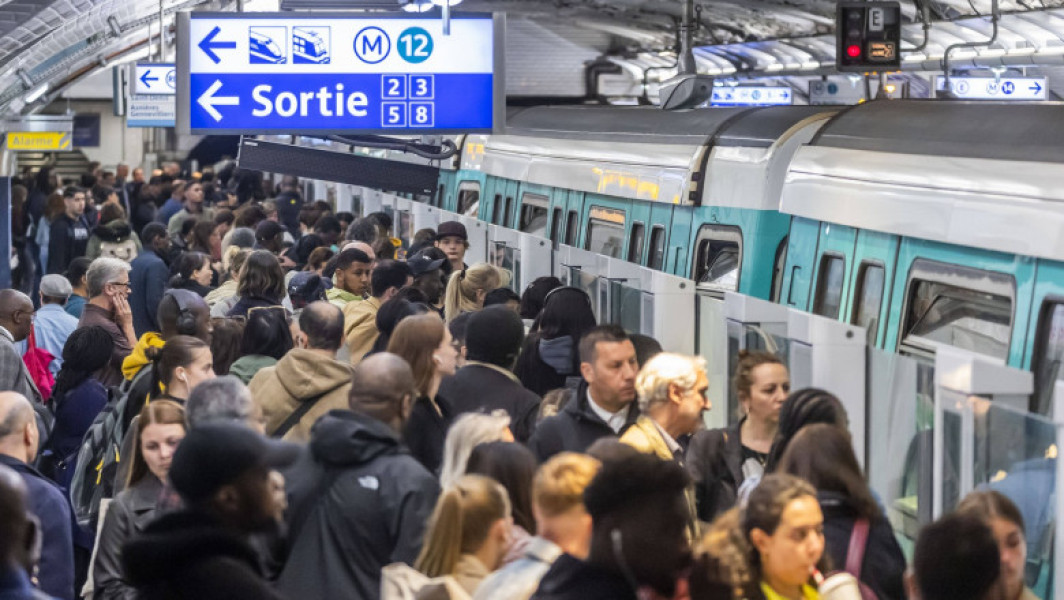 Patru persoane rănite într-o luptă sângeroasă cu toporul la o stație de tren din apropierea Parisului