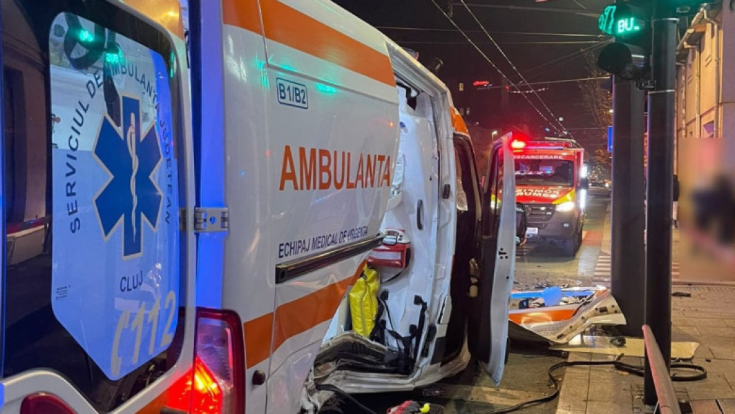 Accident rutier în Cluj-Napoca: O ambulanță, un autobuz și un autoturism implicate
