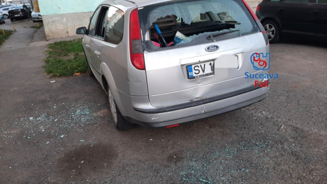 Trei tineri reținuți pentru vandalizarea mașinilor în Suceava