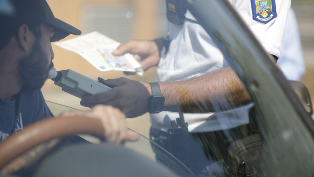 Doi polițiști răniți într-un accident provocat de un om de afaceri băut