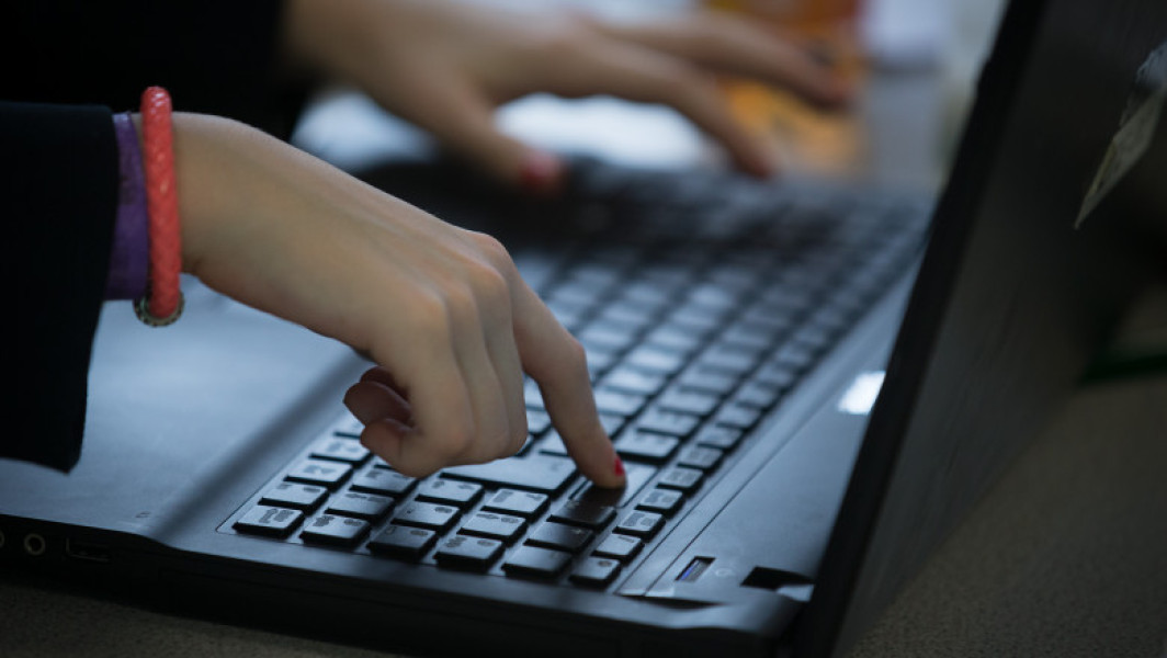 Ministrul Digitalizării anunță închiderea a sute de conturi false pe platformele sociale