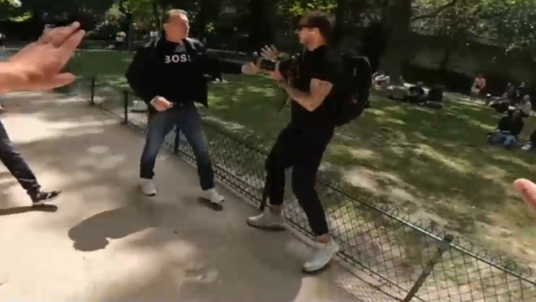 Vlogger ceh amenințat la Paris pentru demascarea escrocilor