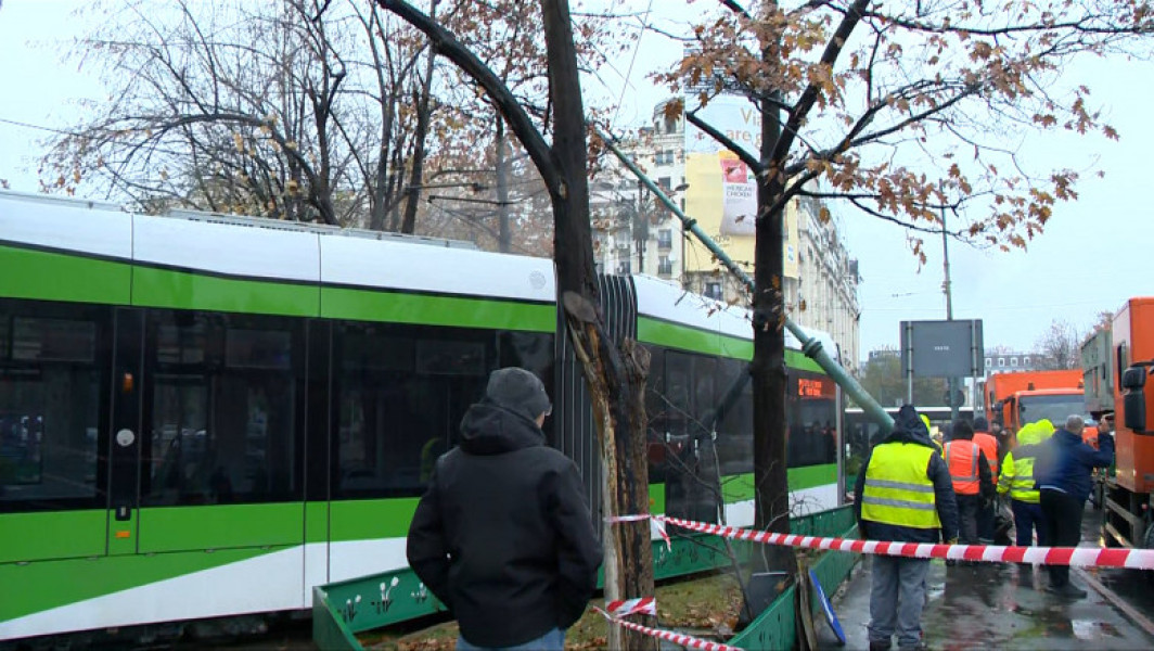 Circulația tramvaielor restricționată în centrul Capitalei după căderea unui stâlp de electricitate