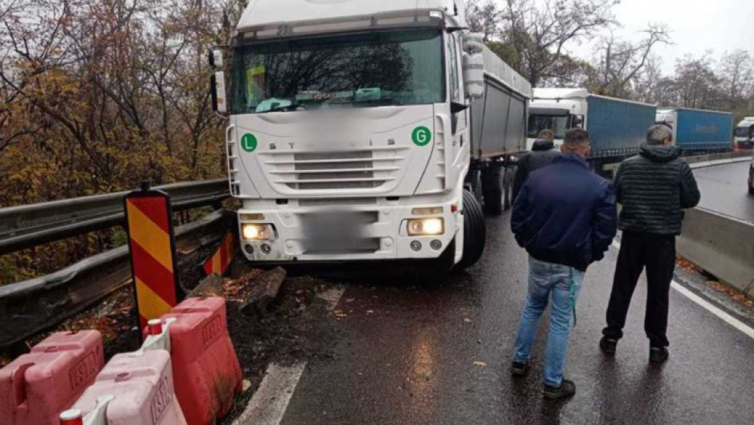 Restricții de trafic pe Valea Oltului din cauza unui accident cu un TIR