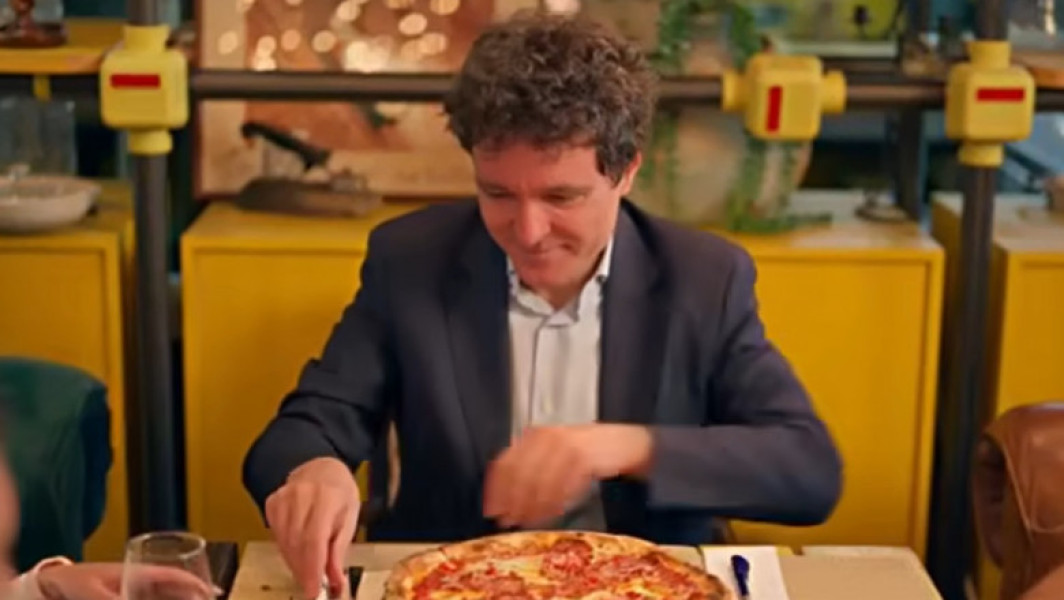 Primarul Nicușor Dan explică distribuția fondurilor în Capitală folosind o pizza